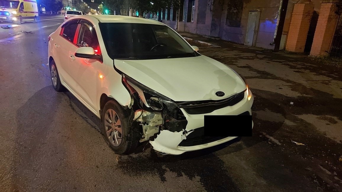 В Твери легковушка сбила пешеходов, стоявших на проезжей части