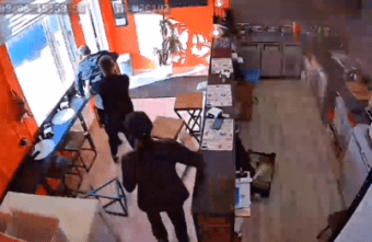 В Тверской области агрессивного мужчину вытолкнули из кафе В Тверской области агрессивного мужчину вытолкнули из кафе