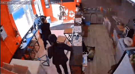 В Тверской области агрессивного мужчину вытолкнули из кафе