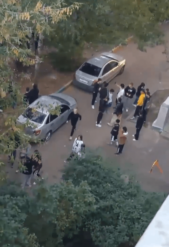 Полиция начала проверку после массового скопления подростков в балаклавах в центре Твери