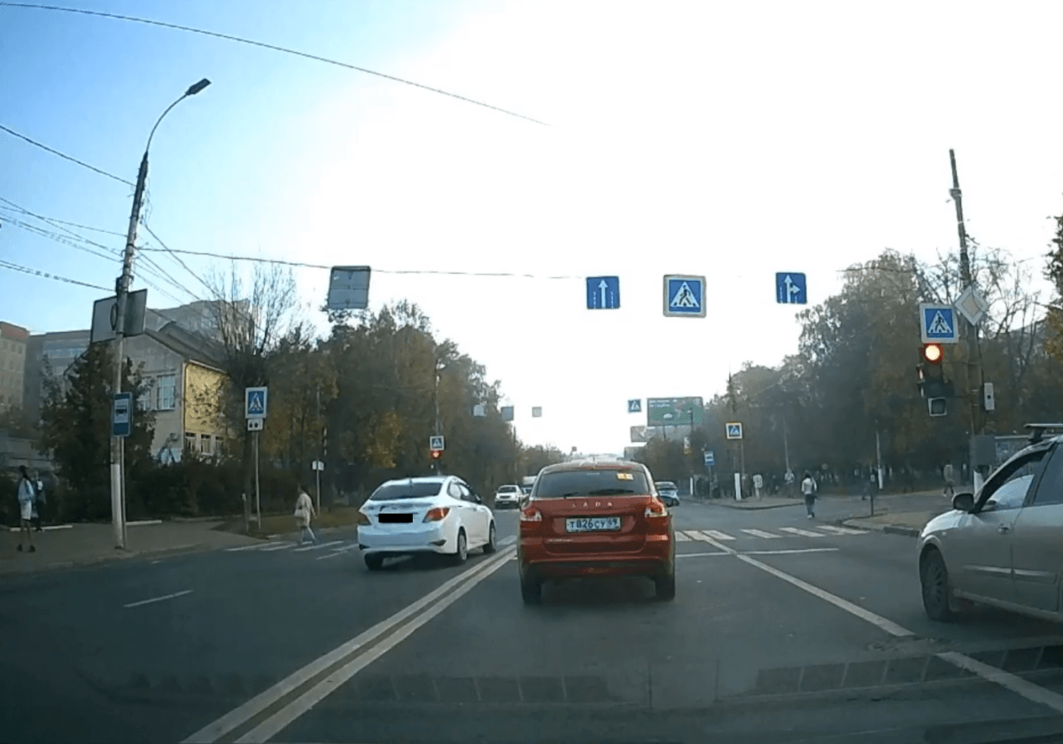 В Твери нашли и допросили водителя, проехавшего по «встречке» на запрещающий сигнал