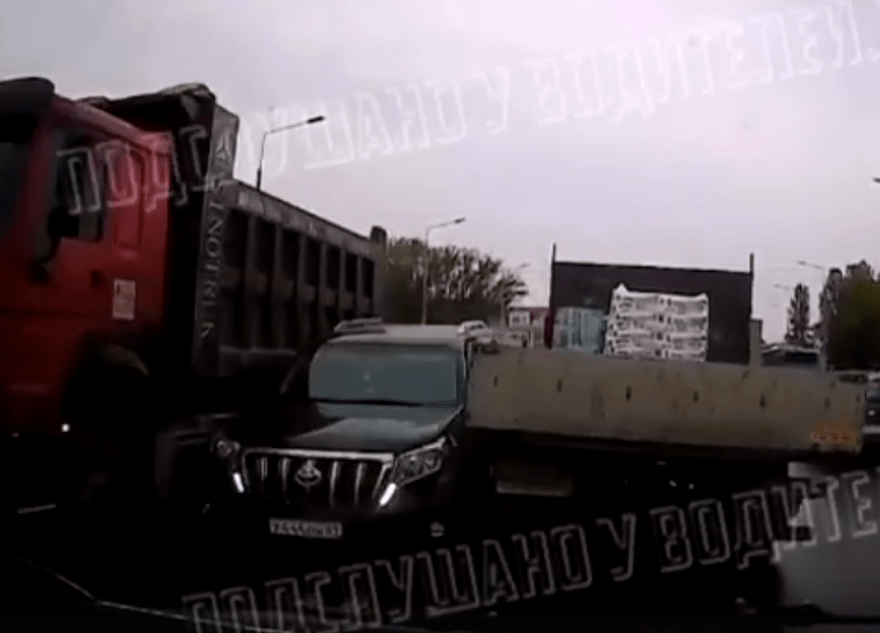На видео попал момент ДТП, в котором самосвал притер "Тойоту" На видео попал момент ДТП, в котором самосвал притер "Тойоту"