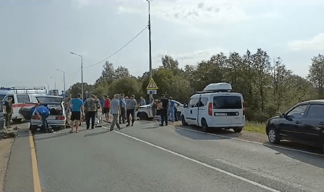 У Ржевского мемориала в Тверской области лоб в лоб столкнулись «Лады»