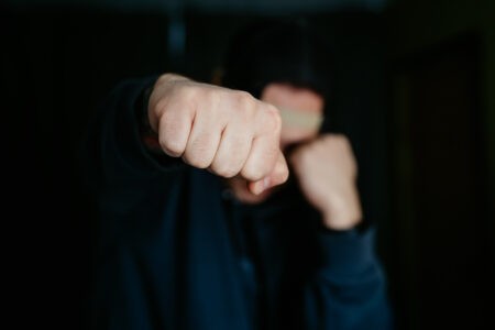 Суд в Твери наказал агрессивного мужчину, который ударил правоохранителя