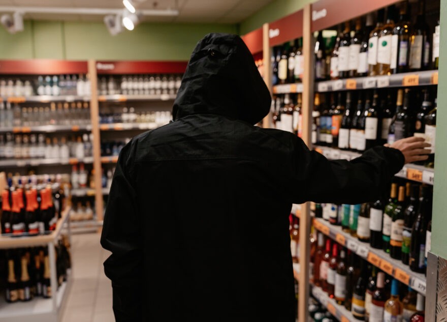 Тверитянин, пригрозив кассиру ножом, украл водку и продукты