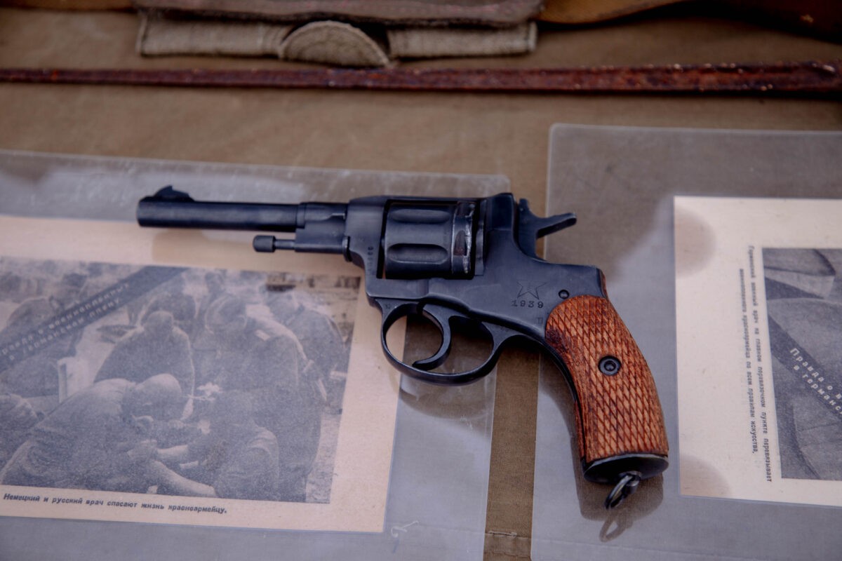 В Твери рыбак нашел возле моста через Волгу пистолет и патроны