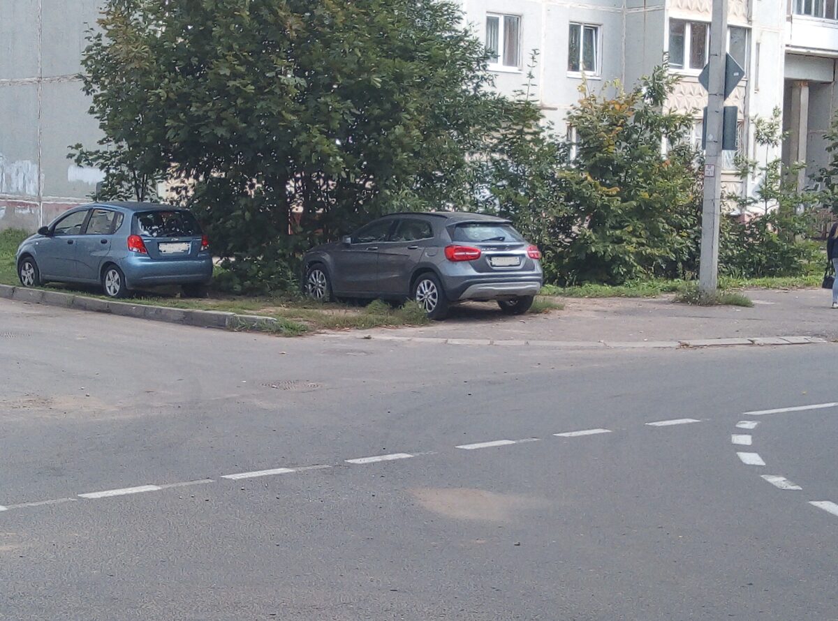 За лето больше тысячи водителей получили штрафы за парковку на газоне