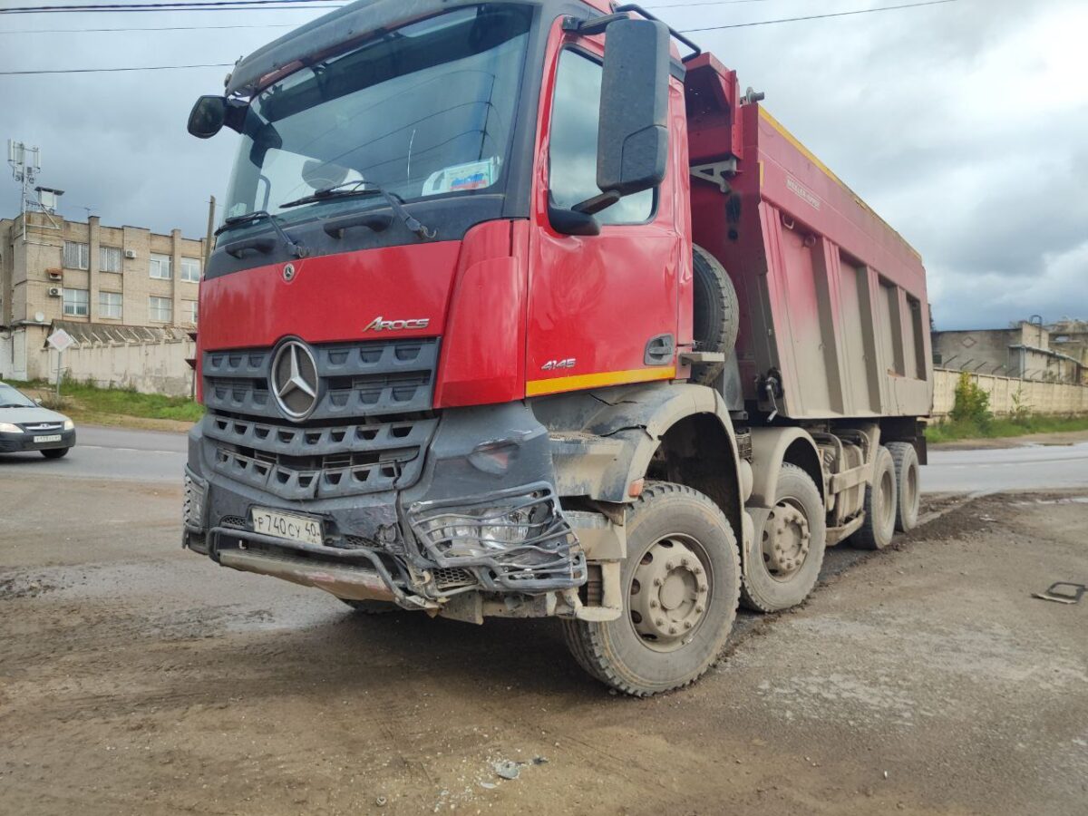 В Твери двое взрослых и ребенок пострадали из-за грузовика на встречной  полосе | ТОП Тверь новости