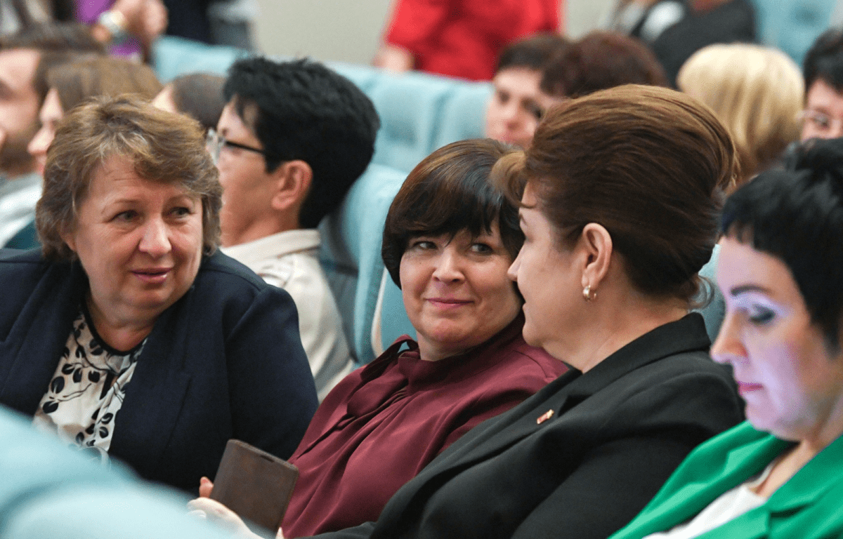 В День учителя лучшие педагоги Тверской области получили награды из рук Игоря Рудени