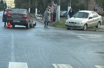 На железнодорожном переезде в Твери легковушка вылетела с дороги