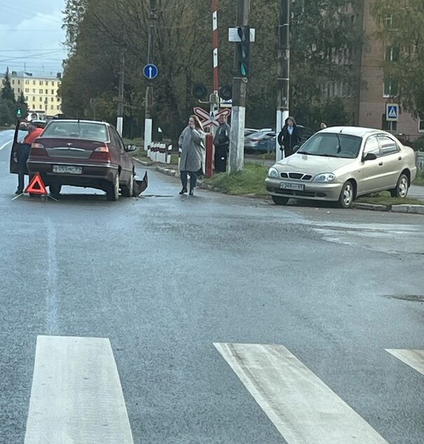 На железнодорожном переезде в Твери легковушка вылетела с дороги На железнодорожном переезде в Твери легковушка вылетела с дороги