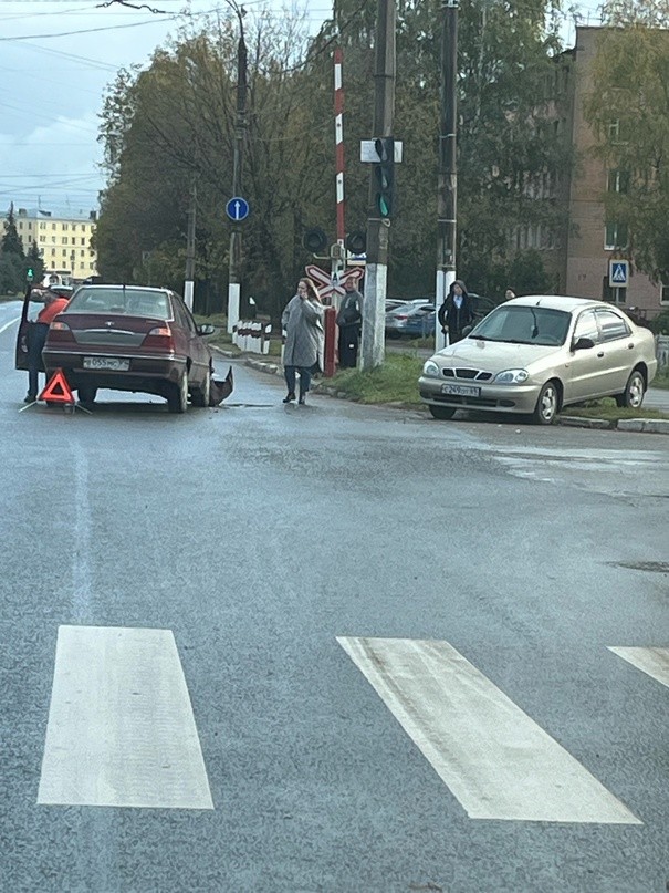 На железнодорожном переезде в Твери легковушка вылетела с дороги