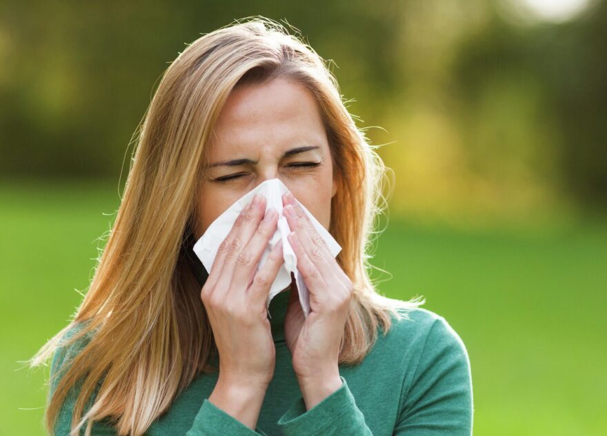 Лор-врач: сдерживать чихание опасно для слуха