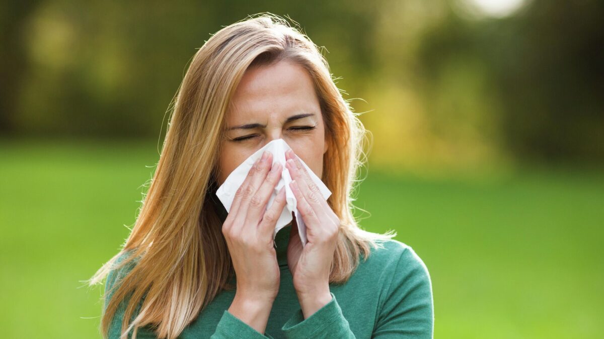 Лор-врач: сдерживать чихание опасно для слуха