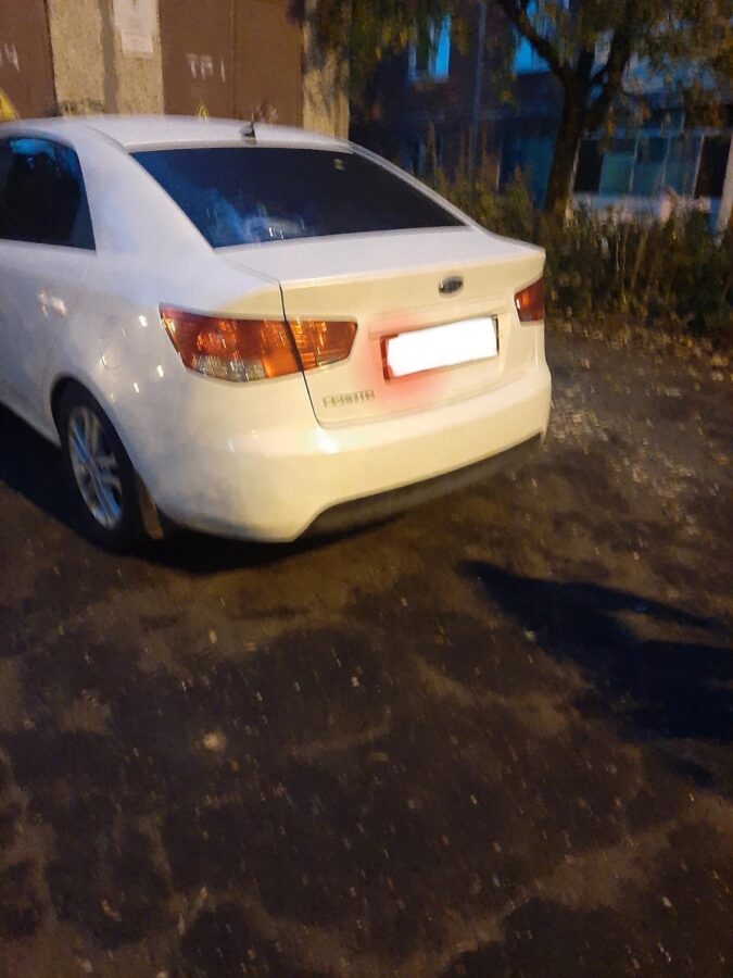 Ночью в Твери мужчина разбил топором несколько автомобилей