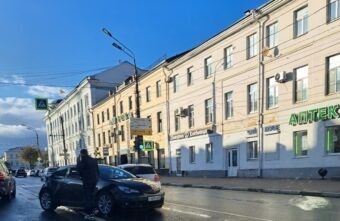 В центре Твери столкнувшиеся "немцы" перекрыли полосу