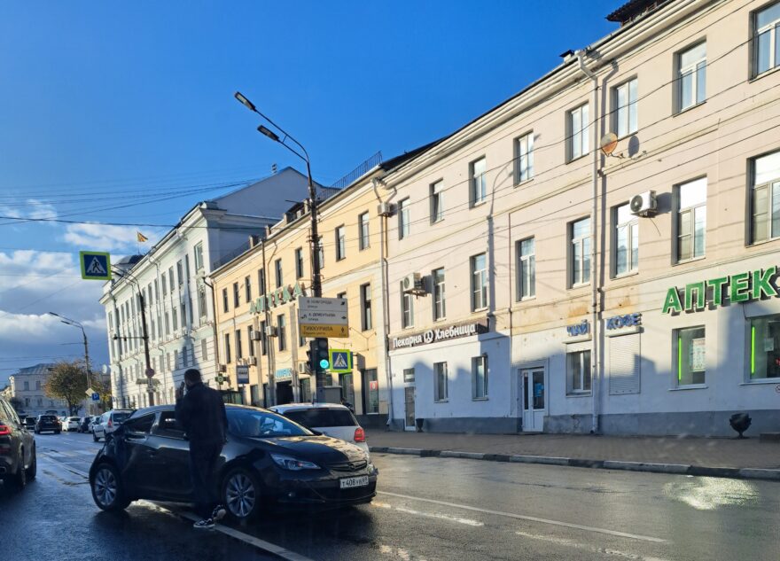 В центре Твери столкнувшиеся "немцы" перекрыли полосу