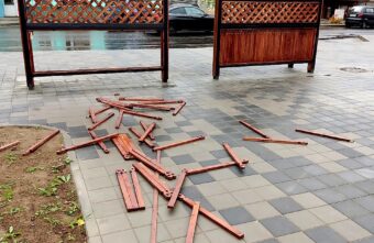 Полиция нашла вандала, разбившего резную остановку в Тверской области