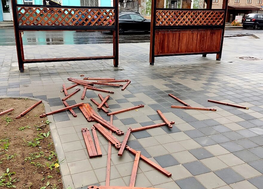 Полиция нашла вандала, разбившего резную остановку в Тверской области Полиция нашла вандала, разбившего резную остановку в Тверской области