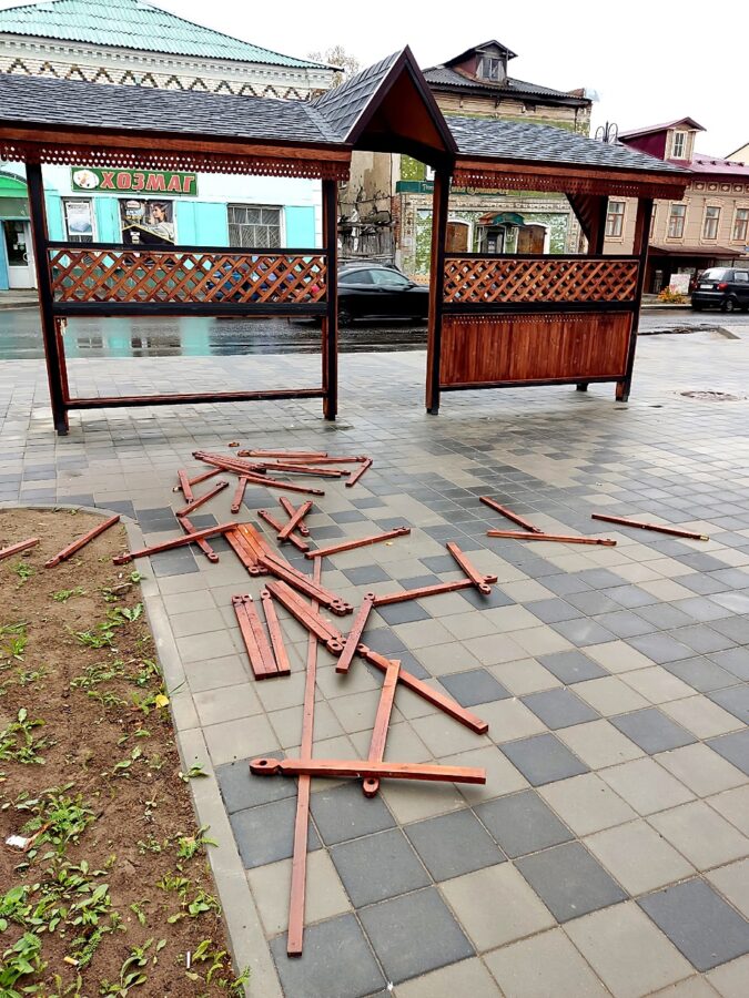 Полиция нашла вандала, разбившего резную остановку в Тверской области