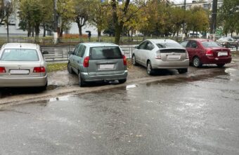 За лето больше тысячи водителей получили штрафы за парковку на газоне