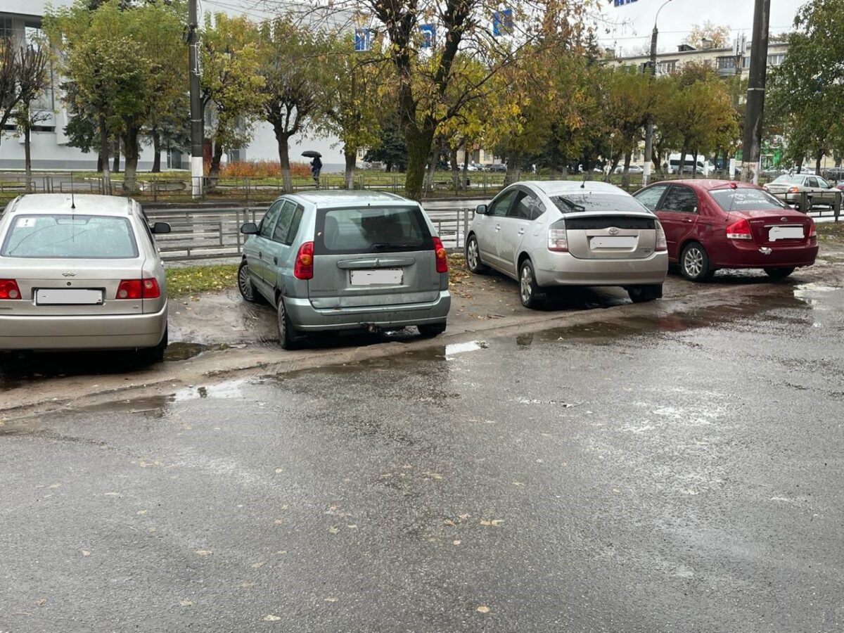За лето больше тысячи водителей получили штрафы за парковку на газоне