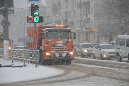 На улицы Твери выгнали снегоуборочную технику