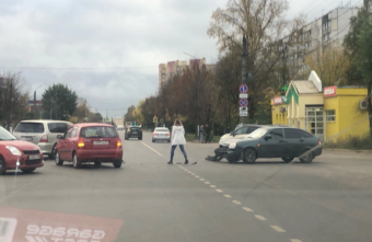 В Твери под знаком «проезд только направо» вновь произошло ДТП
