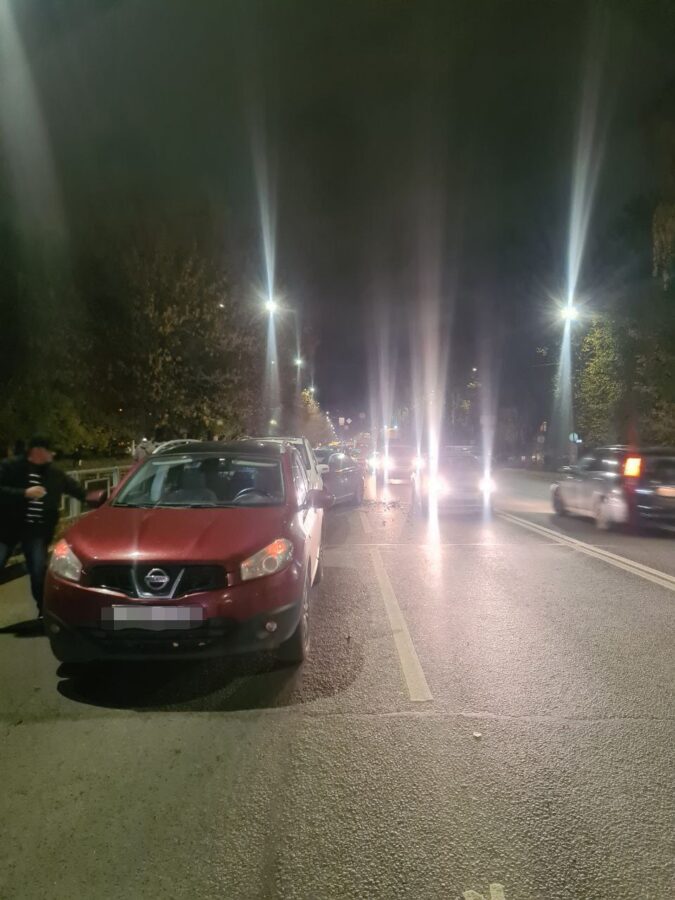 В Твери при перестроении иномарка собрала "паровозик" из пяти машин