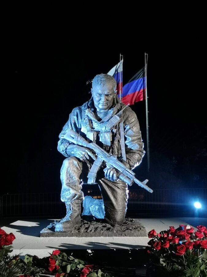 Авторы Ржевского мемориала Советскому солдату создали памятник командиру взвода