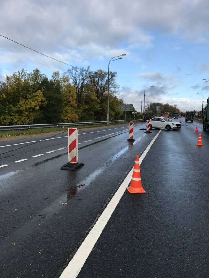 Две отечественные легковушки столкнулись на встречной полосе в Тверской области