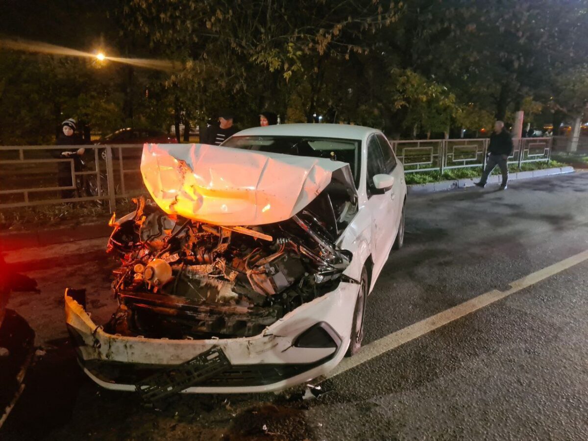 В Твери при перестроении иномарка собрала "паровозик" из пяти машин