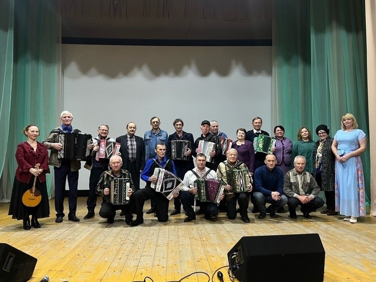 В Оленинском ДК играли гармони и звучали частушки В Оленинском ДК играли гармони и звучали частушки