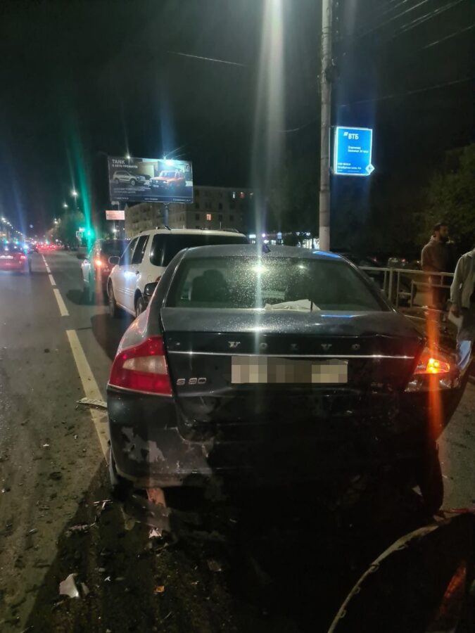 В Твери при перестроении иномарка собрала "паровозик" из пяти машин