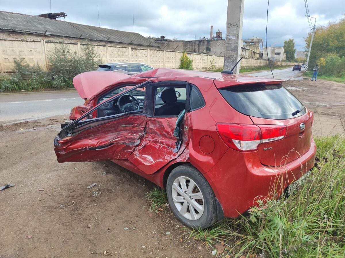 В Твери двое взрослых и ребенок пострадали из-за грузовика на встречной полосе