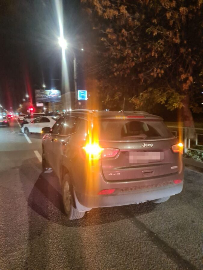 В Твери при перестроении иномарка собрала "паровозик" из пяти машин