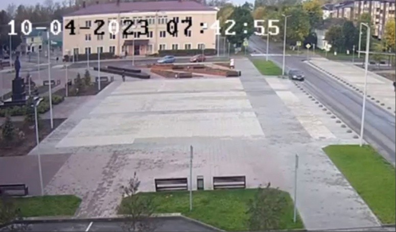 В Тверской области ищут водителя, пропахавшего газон на площади В Тверской области ищут водителя, пропахавшего газон на площади
