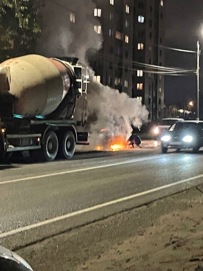 На дороге в Твери загорелась легковушка