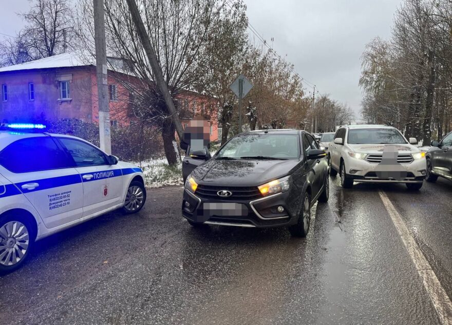 В Твери перебежавший дорогу ребенок угодил в больницу В Твери перебежавший дорогу ребенок угодил в больницу