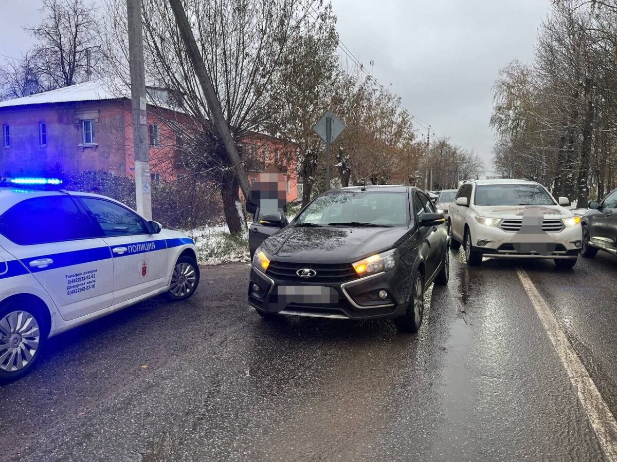 В Твери перебежавший дорогу ребенок угодил в больницу