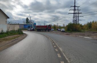 В Твери двое взрослых и ребенок пострадали из-за грузовика на встречной полосе