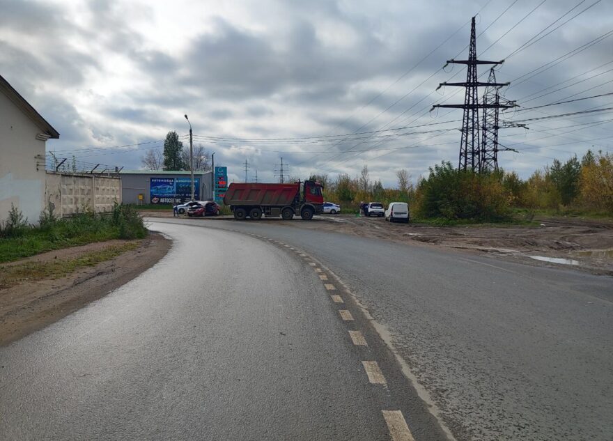 В Твери двое взрослых и ребенок пострадали из-за грузовика на встречной полосе В Твери двое взрослых и ребенок пострадали из-за грузовика на встречной полосе