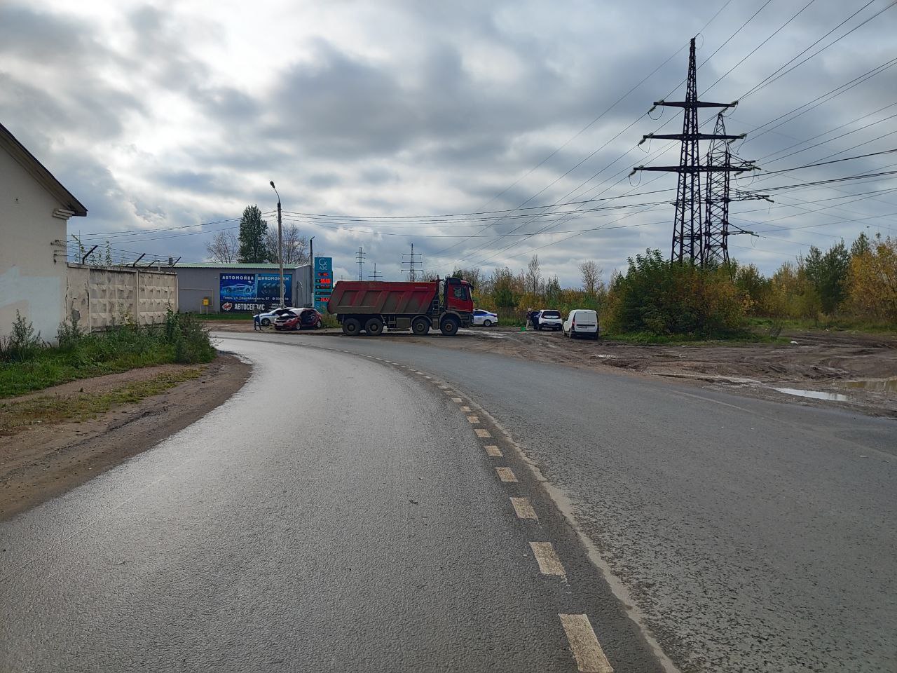 В Твери двое взрослых и ребенок пострадали из-за грузовика на встречной полосе