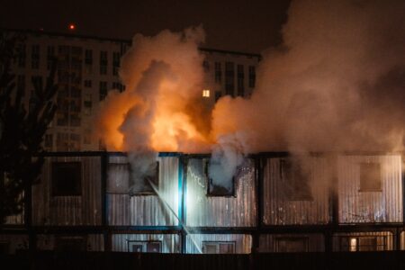 Два человека пострадали при пожаре в строительных бытовках в Твери Два человека пострадали при пожаре в строительных бытовках в Твери