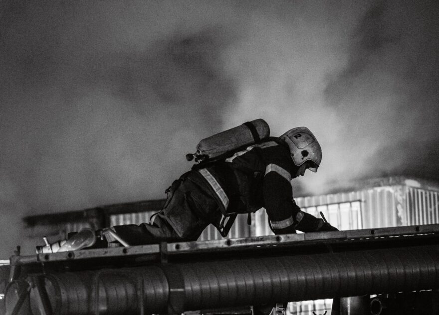 Два человека пострадали при пожаре в строительных бытовках в Твери