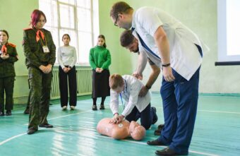 Тверским школьникам показали, как оказать первую помощь при остановке сердца
