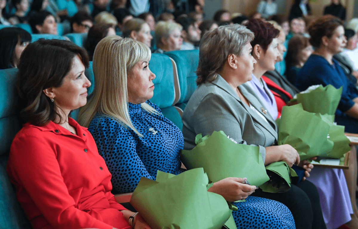 В День учителя лучшие педагоги Тверской области получили награды из рук Игоря Рудени