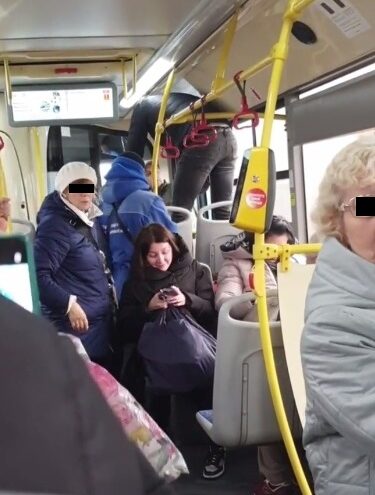 Пассажиры автобуса в Твери подтвердили неадекватное поведение безбилетника с кастетом и ножом
