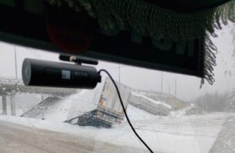 Под Тверью на развязке фура "сошла" в кювет Под Тверью на развязке фура "сошла" в кювет