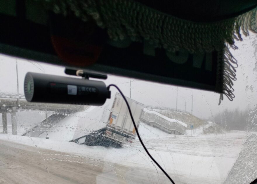 Под Тверью на развязке фура "сошла" в кювет